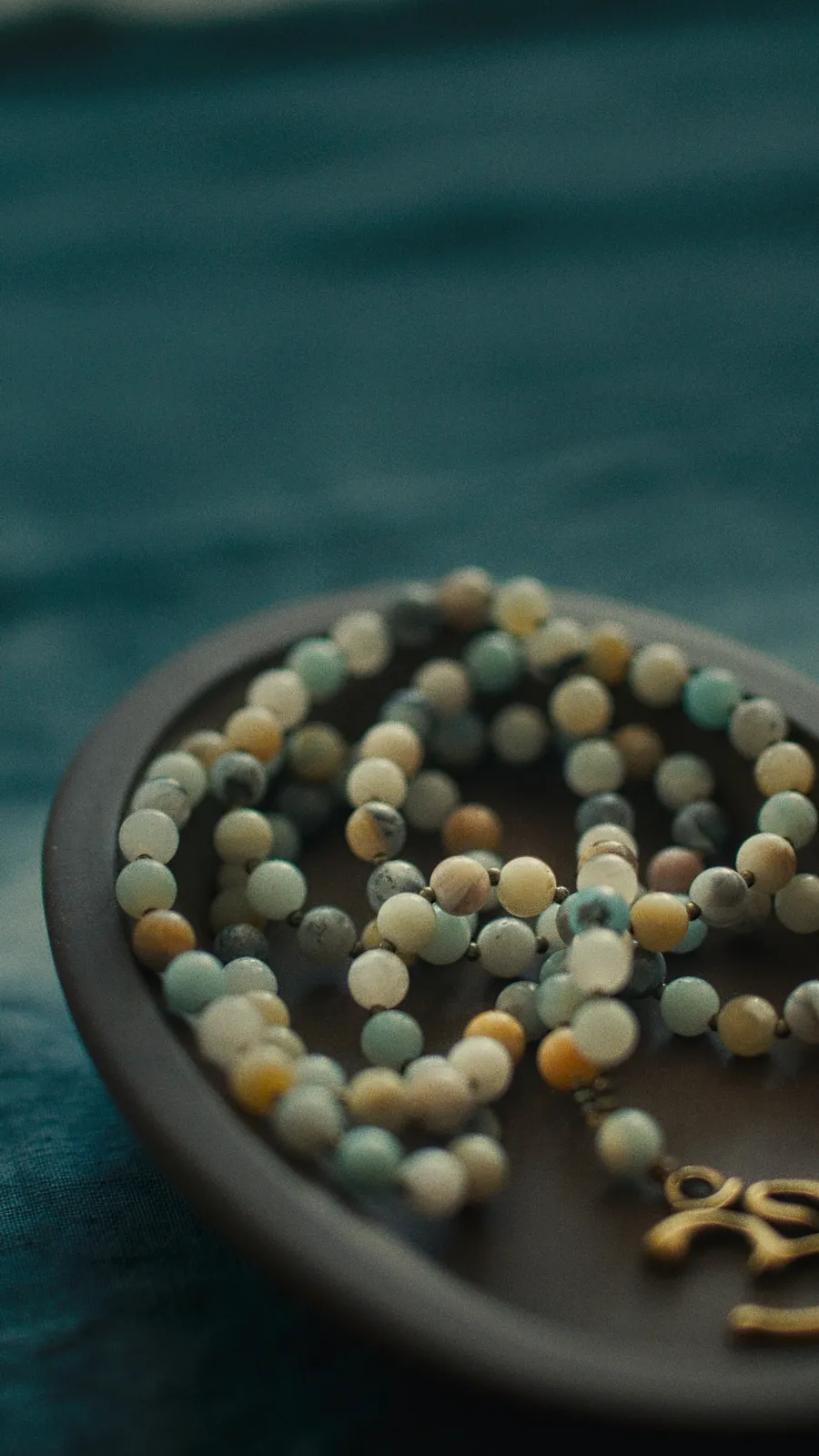 Мала з матового амазоніту із сакральним символом Ом